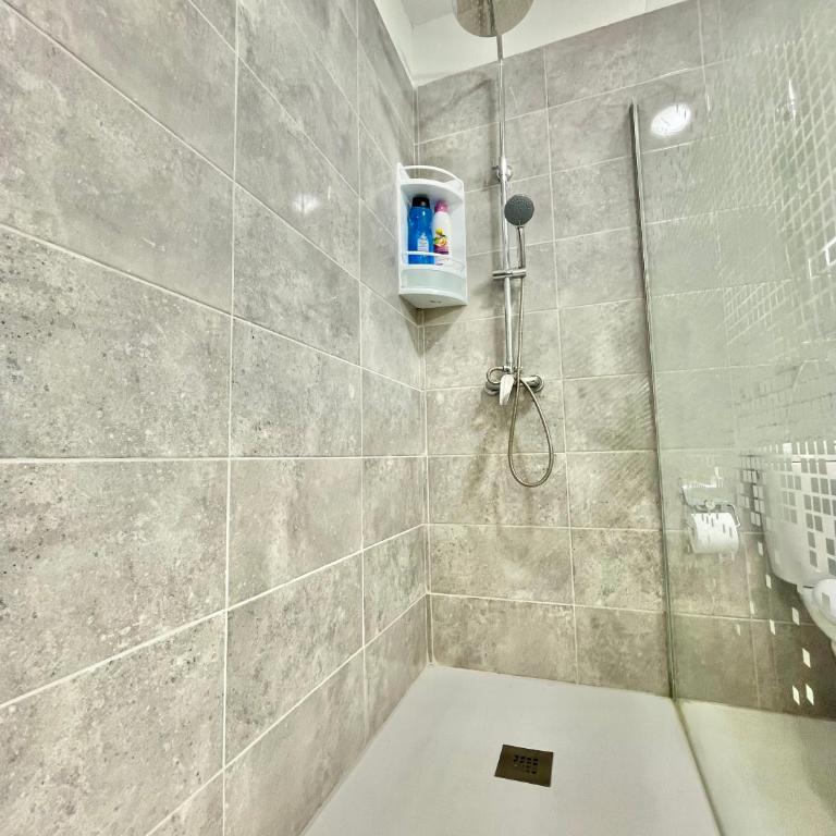 Relax Beach House - Three-Bedroom House - 36