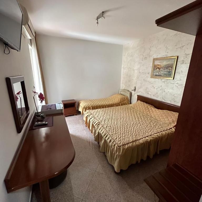 Hotel Suzana Budva - Triple Room - 3