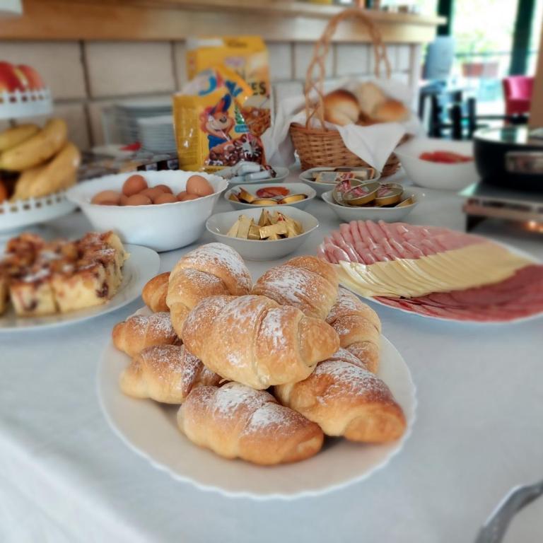 Villa Salvia - Family Room with Balcony - 15