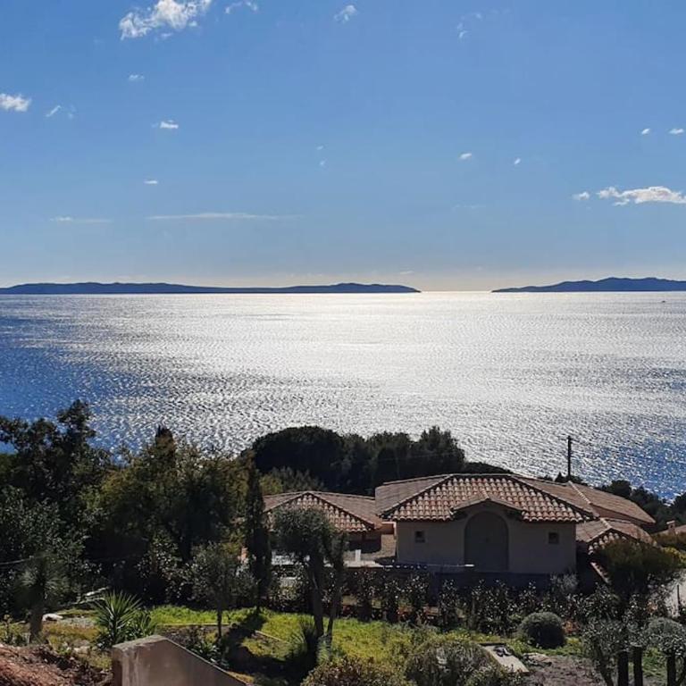 Splendide villa vue mer 180° à 500 m de la plage - Villa - 13