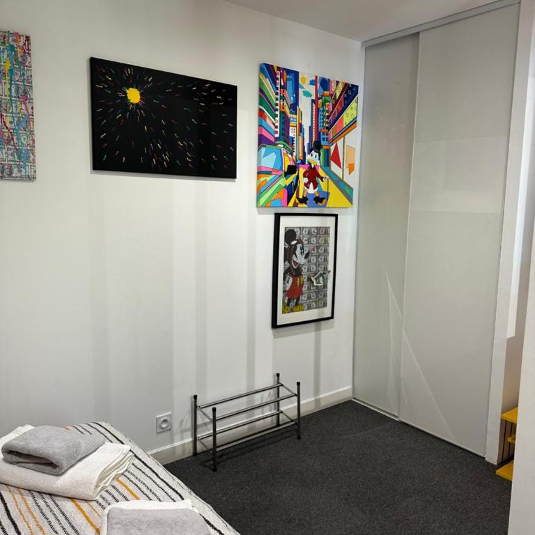POP appART Appartement Artiste configuré en Galerie dArt à 200 m du centre ville avec Climatisation et Parking privé et securisé gratuit dans copropriété - Apartment mit 1 Schlafzimmer - 25