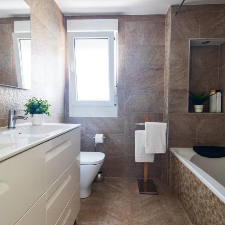 Lujoso ático entre 2 playas con garaje, terraza, vistas y wifi - Apartamento de 2 dormitorios - 23