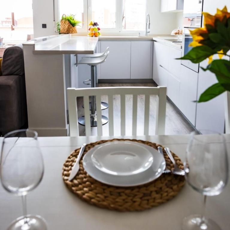 Lujoso ático entre 2 playas con garaje, terraza, vistas y wifi - Apartamento de 2 dormitorios - 11