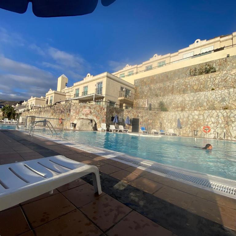 New renovated family home above swimming pool - Apartment - 56