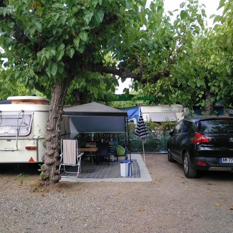 Camping Cambrils Caban - Parcela Superior vacía con electricidad - Para caravana, tienda o furgoneta - Hay que llevar tienda, caravana o furgoneta propias - 1
