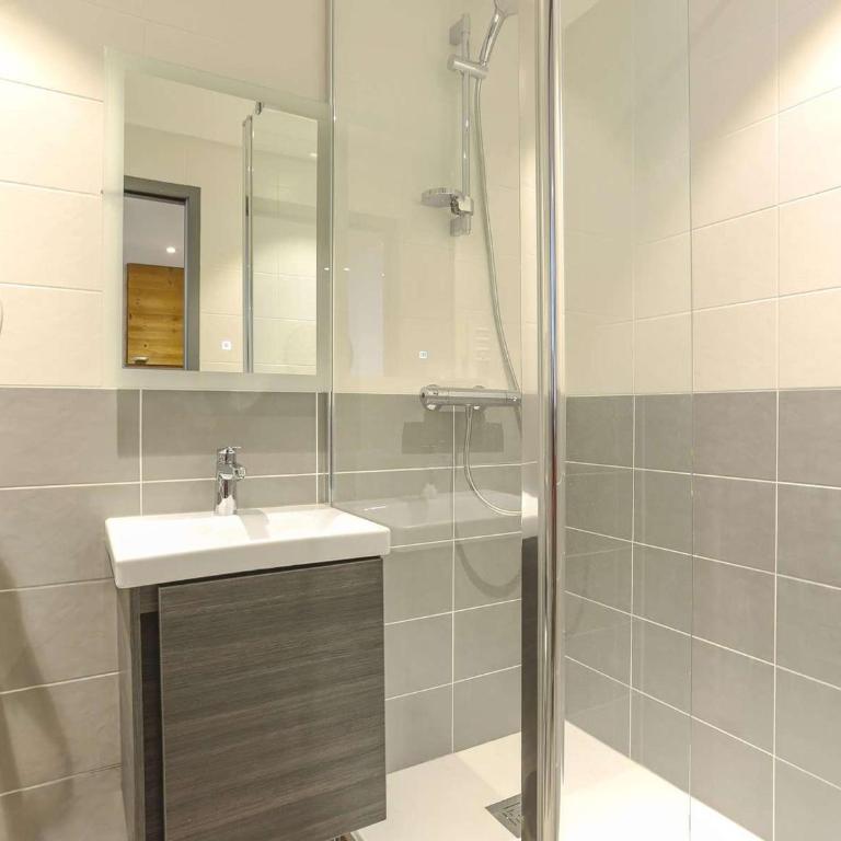 Appartement cosy 4 pers, 2 ch, départ ski aux pieds, exposé sud, proche commerces - FR-1-545-42 - Apartamento - 6