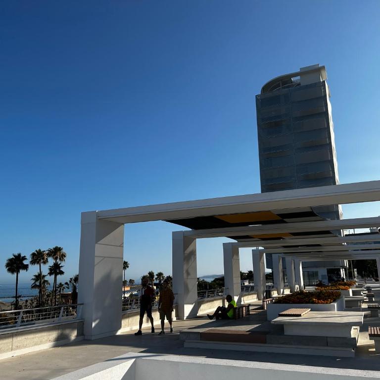 central bright apartment, community pool and own private pool on splendid terrace, garage, beach 900m, mountains 200m - Apartamento de 2 dormitorios - 37