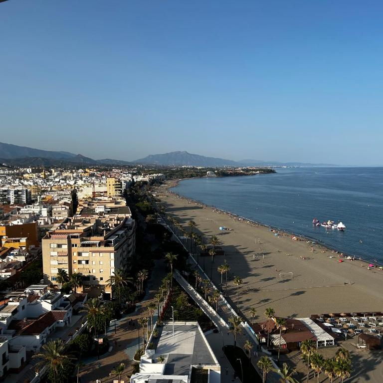 central bright apartment, community pool and own private pool on splendid terrace, garage, beach 900m, mountains 200m - Apartamento de 2 dormitorios - 35