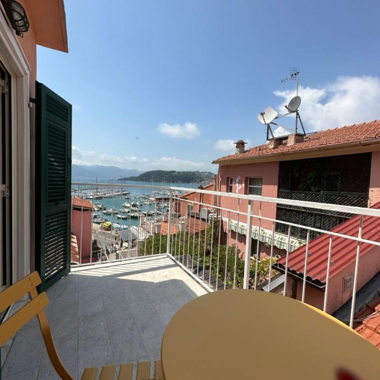 Favolosa stanza gialla con terrazzino vista mare Mottino23 - Camera Matrimoniale Deluxe con Balcone e Vista Mare - 2