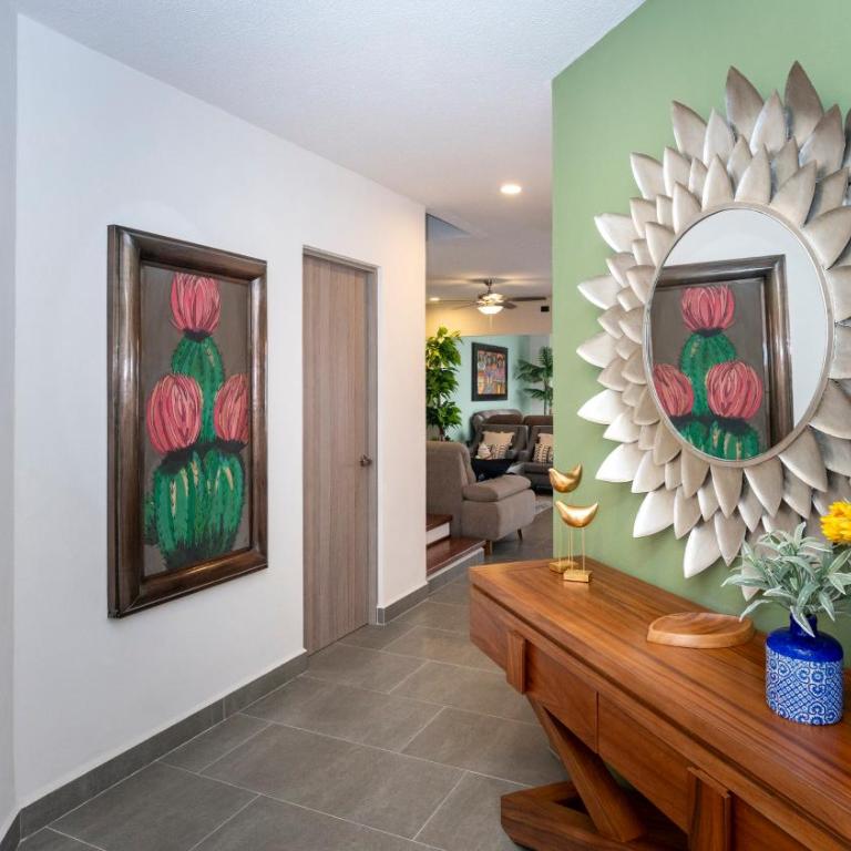 HOLT Nueva Escondida 3BR - Pool, Parking & Patios - Vacation Home - 4