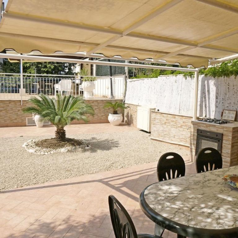 DOMUS LUNA - Three-Bedroom Apartment - 4