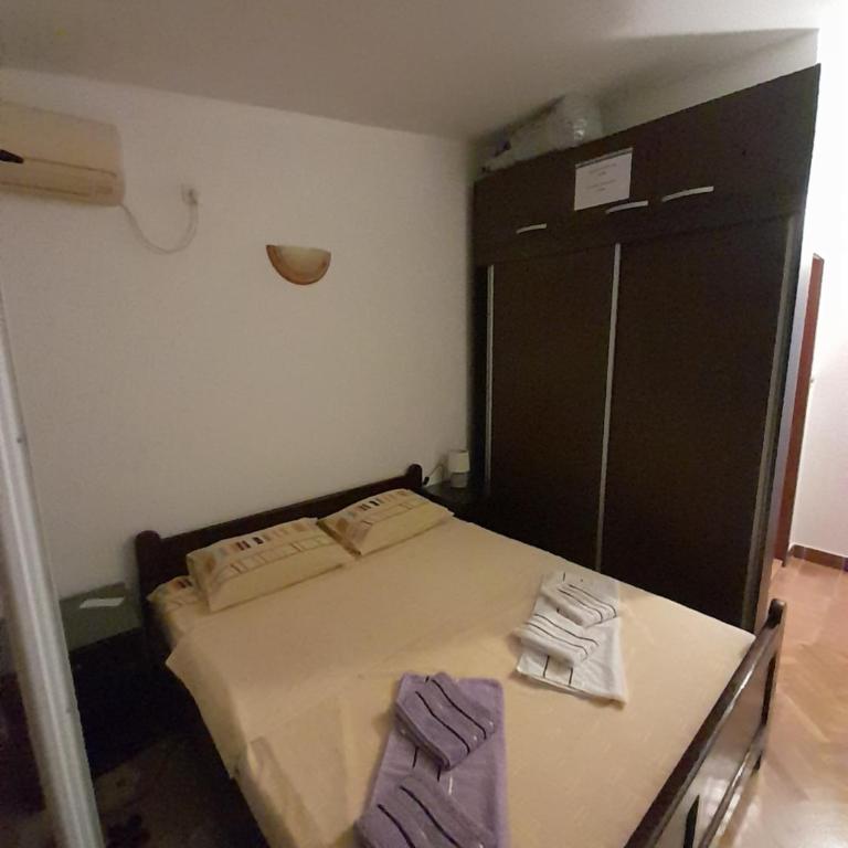 Apartments Kovačević - Double Room with Balcony and Sea View - 4