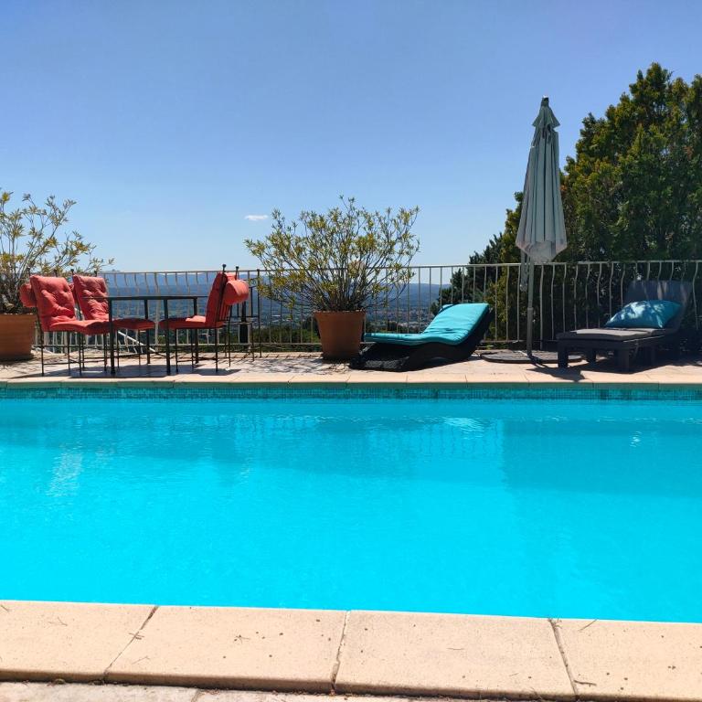T2 de la Bastide Rouge vue exceptionnelle (180°) sur Aix domaine privé T2 indépendant de 37 m2 avec terrasse exposée plein sud Piscine 10 X 5 - Villa - 1