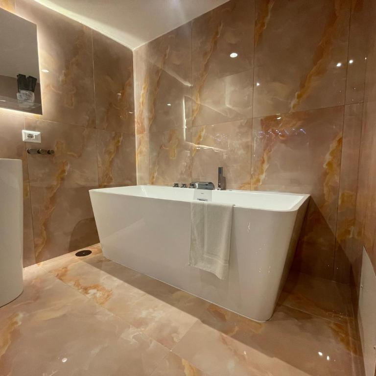 4heavens_naples - Suite Deluxe con Vasca Idromassaggio - 4