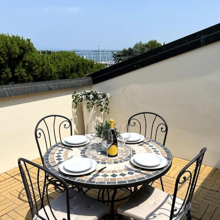 Attico in Piazza Matteotti - Appartamento con 2 Camere da Letto e Vista Lago - 1