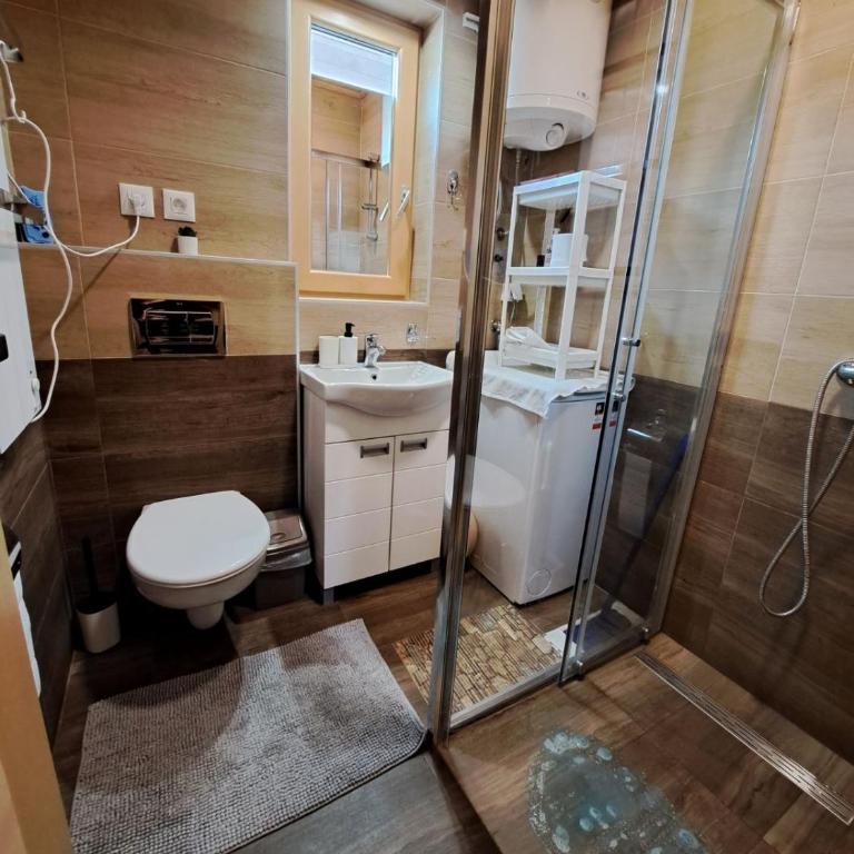 Casper Brvnara - Three-Bedroom Chalet - 32