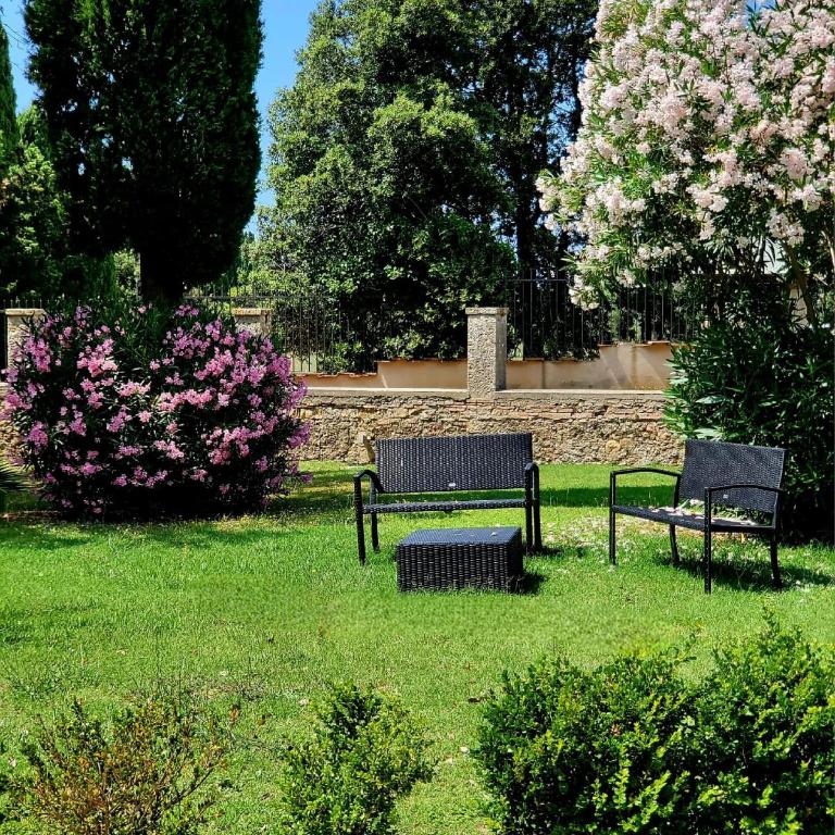 LA VILLA APARTMENTS - Convenient for Sardinia and Corsica - 4 beds - Private Parking included with Camera - Apartment with Garden View - 13