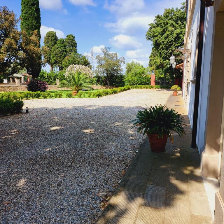 LA VILLA APARTMENTS - Convenient for Sardinia and Corsica - 4 beds - Private Parking included with Camera - Apartment with Garden View - 17