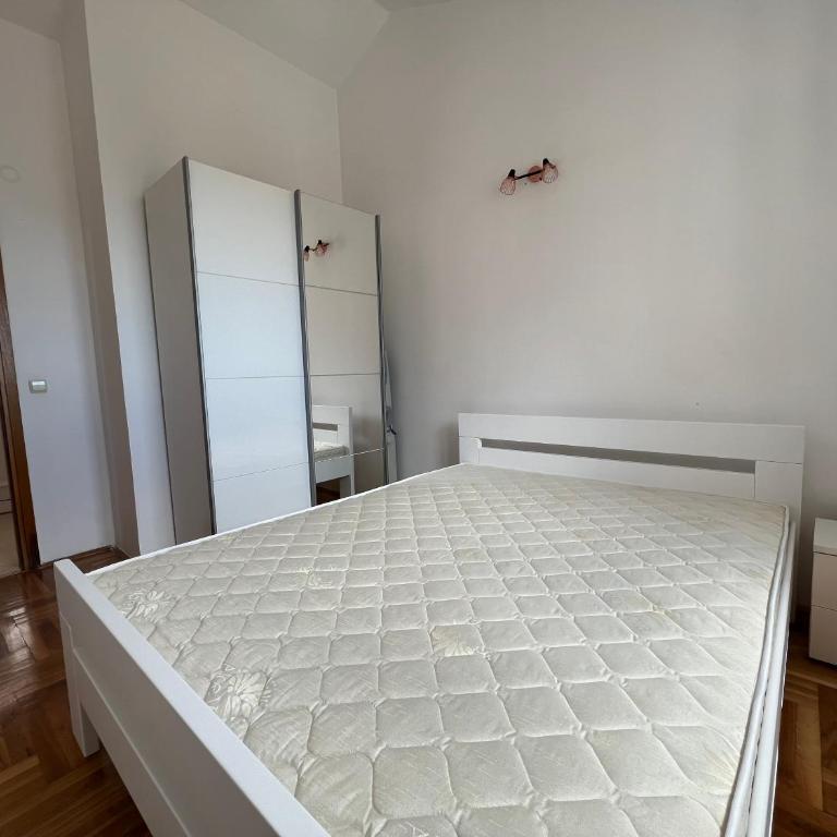 Becici Summer Apartments - One-Bedroom Apartment with Sea View and Balcony - 4