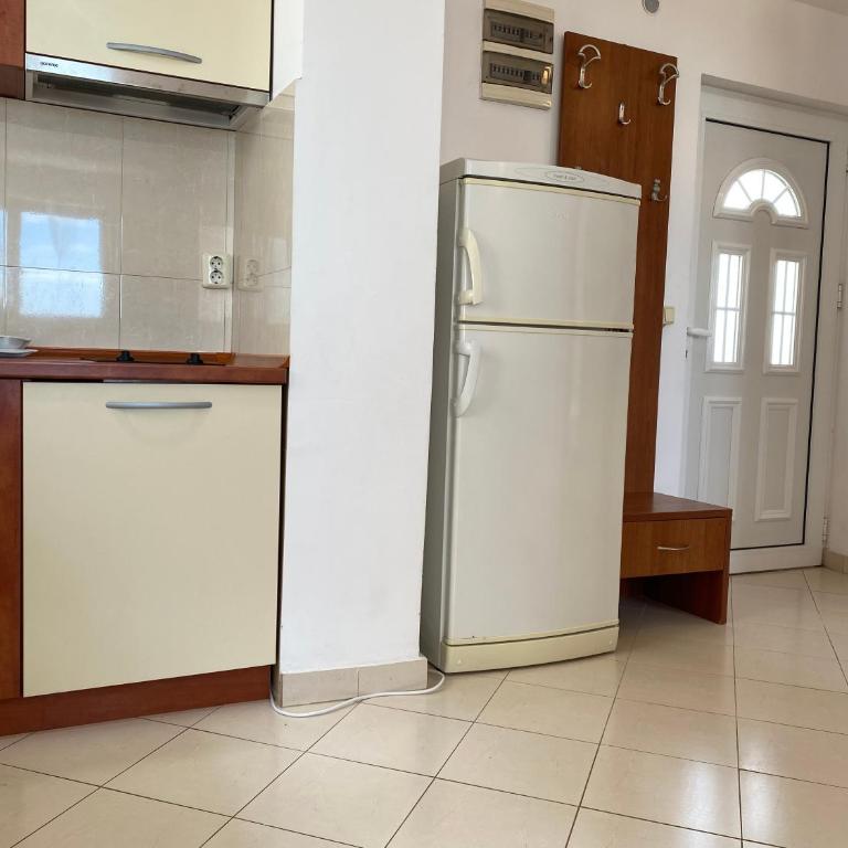 Becici Summer Apartments - One-Bedroom Apartment with Sea View and Balcony - 2