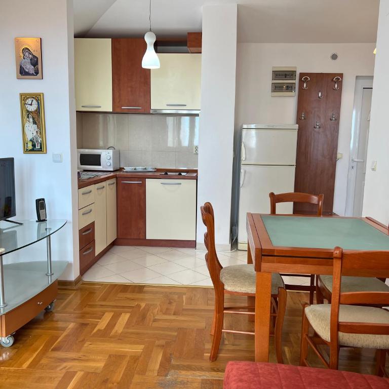 Becici Summer Apartments - One-Bedroom Apartment with Sea View and Balcony - 1