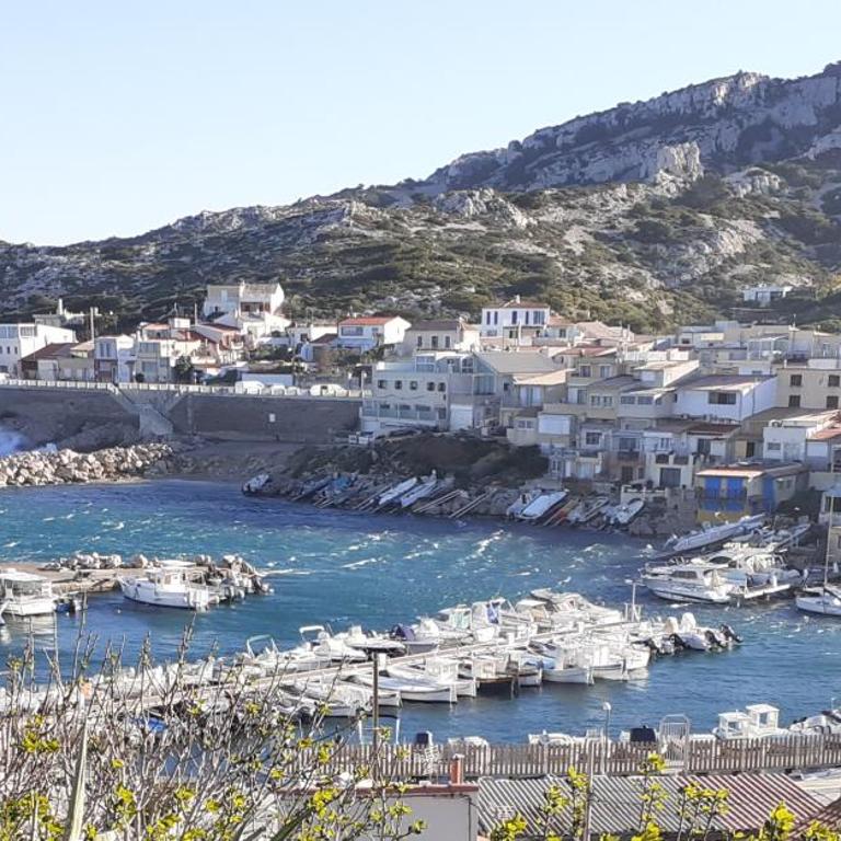 MAISON VUE MAGISTRALE SUR LE PORT ET CALANQUES DES GOUDES MARSEILLE - Three-Bedroom House - 4