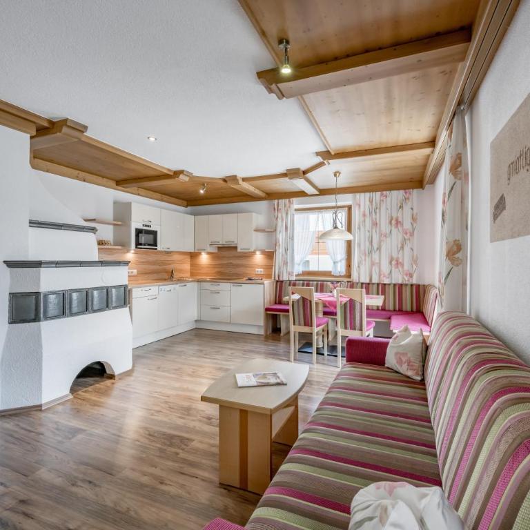 Platöll Homes - Apartment mit 1 Schlafzimmer, Balkon und Bergblick - 1