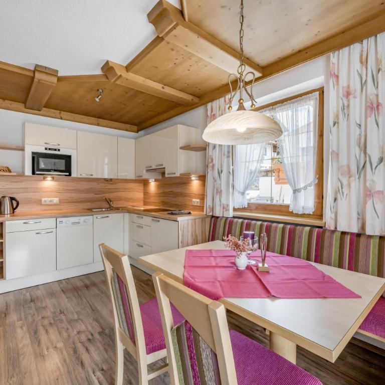 Platöll Homes - Apartment mit 1 Schlafzimmer, Balkon und Bergblick - 2