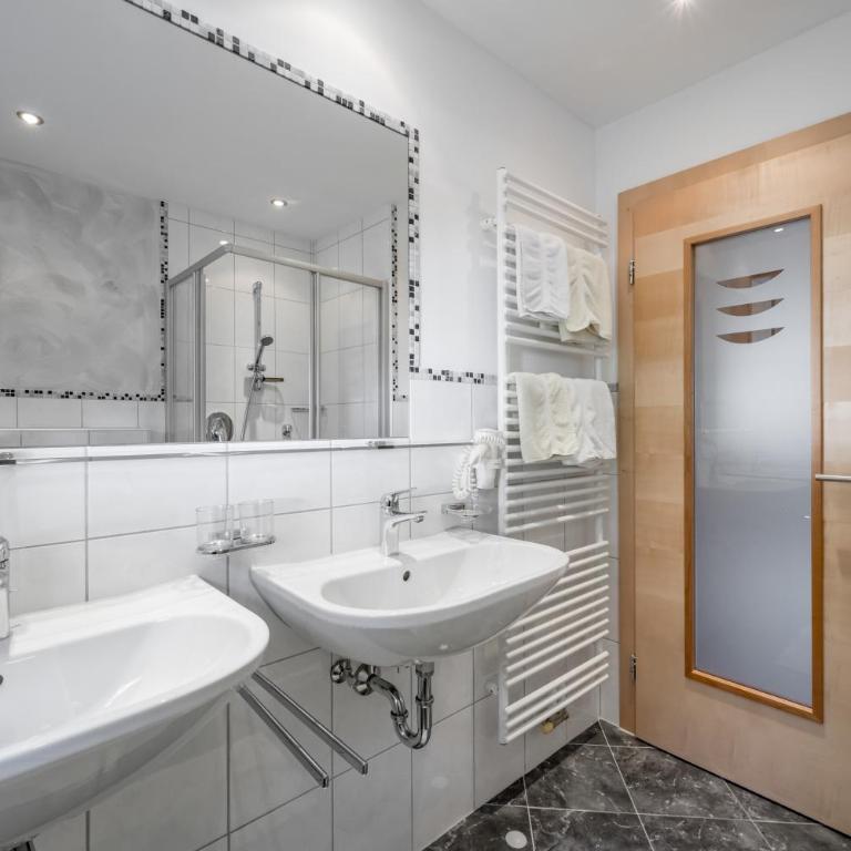 Platöll Homes - Apartment mit 1 Schlafzimmer, Balkon und Bergblick - 4