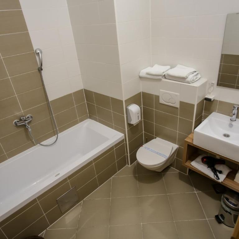 Hotel Emen - Quadruple Room - 2