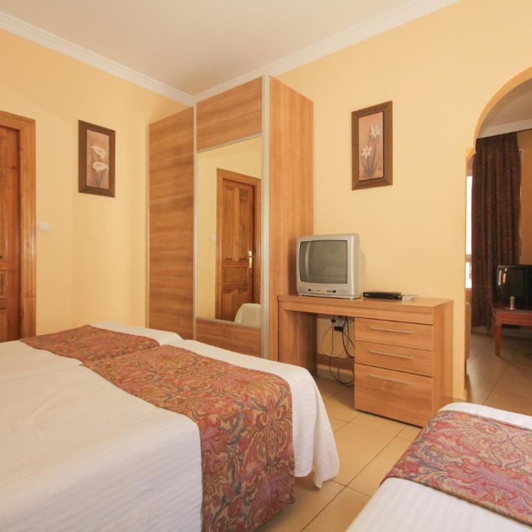 Hostal Costa Azul - Family Room - 13