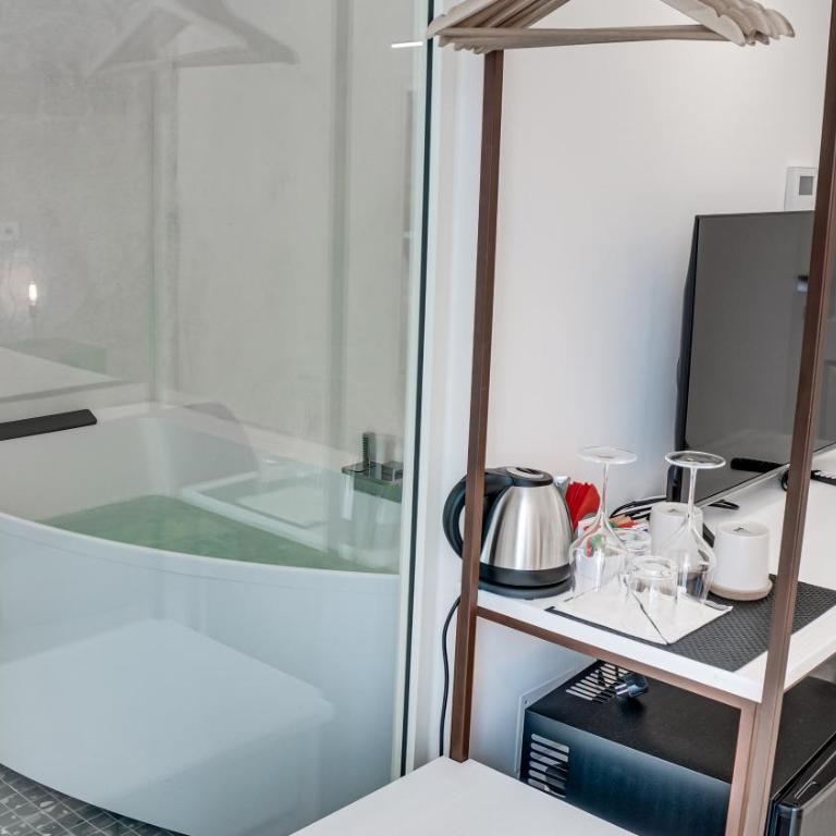 Kalista - Suite with Hot Tub - 7