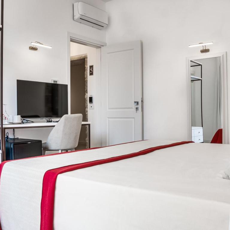 Kalista - Suite with Hot Tub - 10