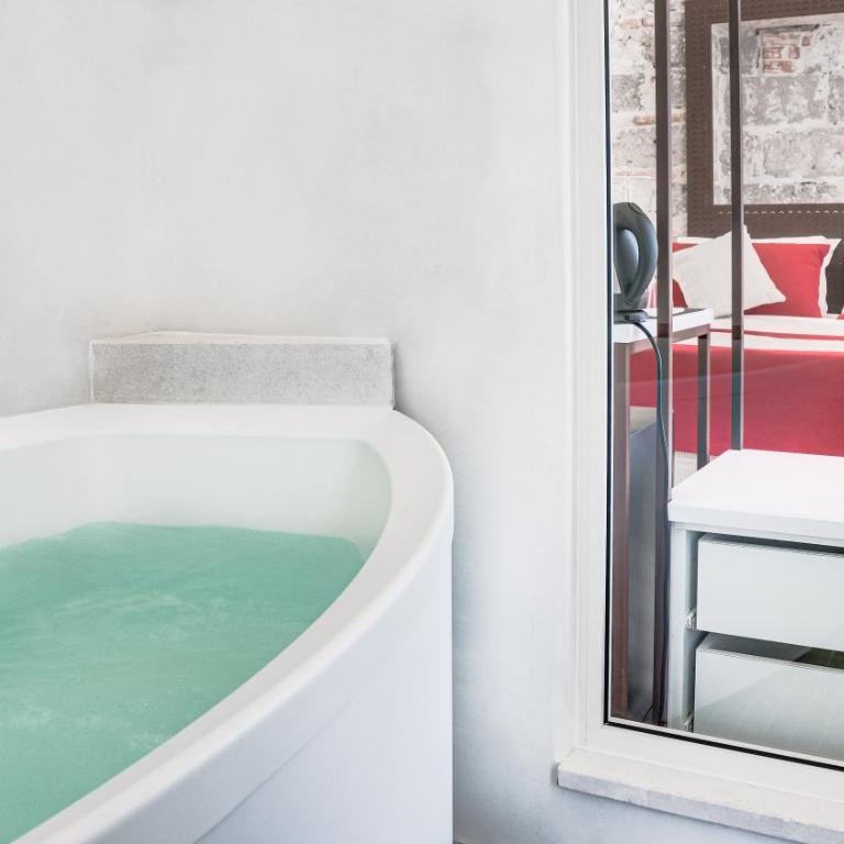 Kalista - Suite with Hot Tub - 2