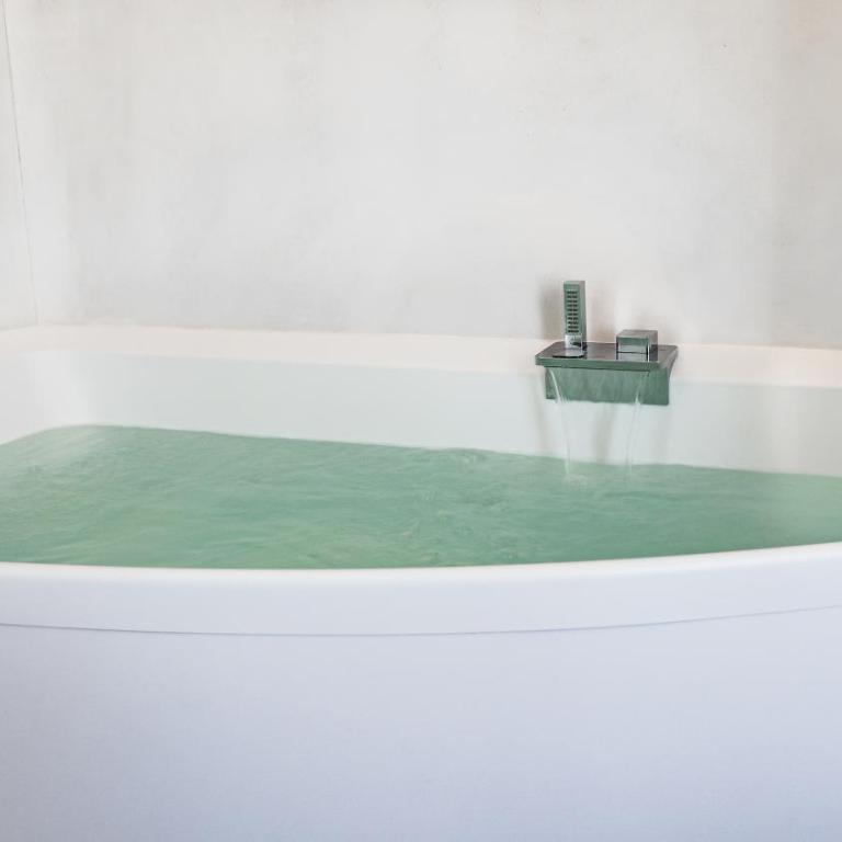 Kalista - Suite with Hot Tub - 8