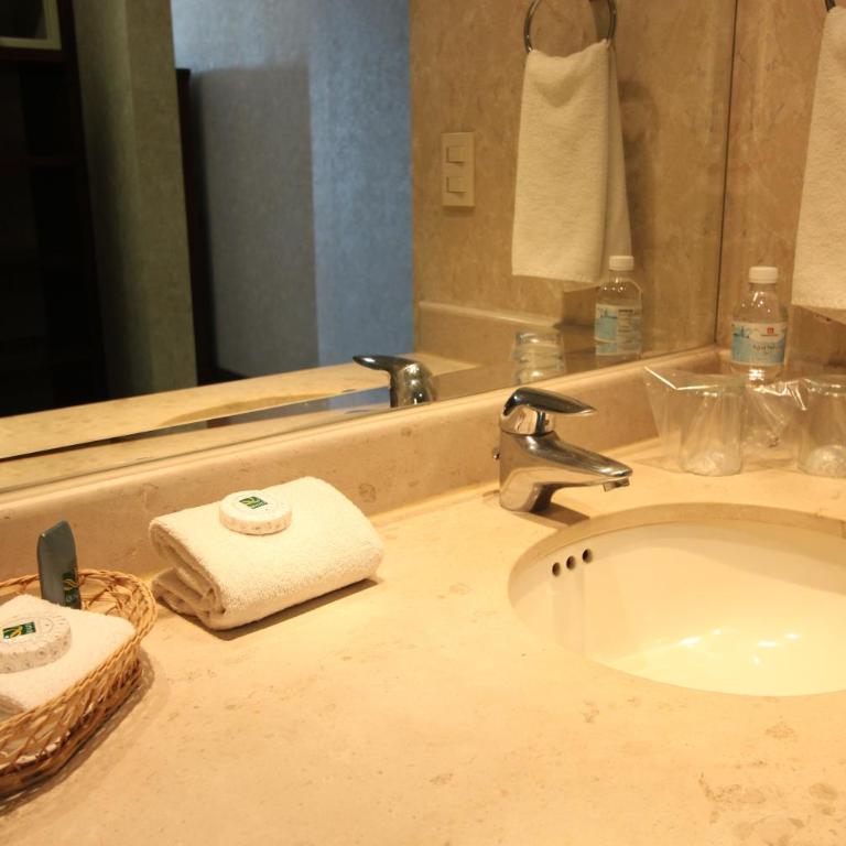 Quality Inn Monterrey La Fe - Standard Double Room - 5