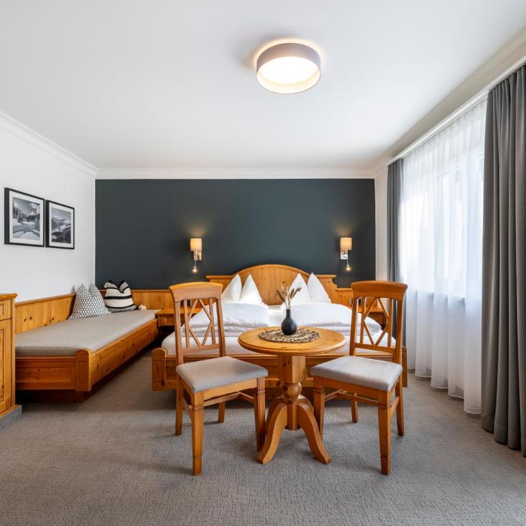 Aparthotel Jägerheim - Doppelzimmer mit Balkon - 12