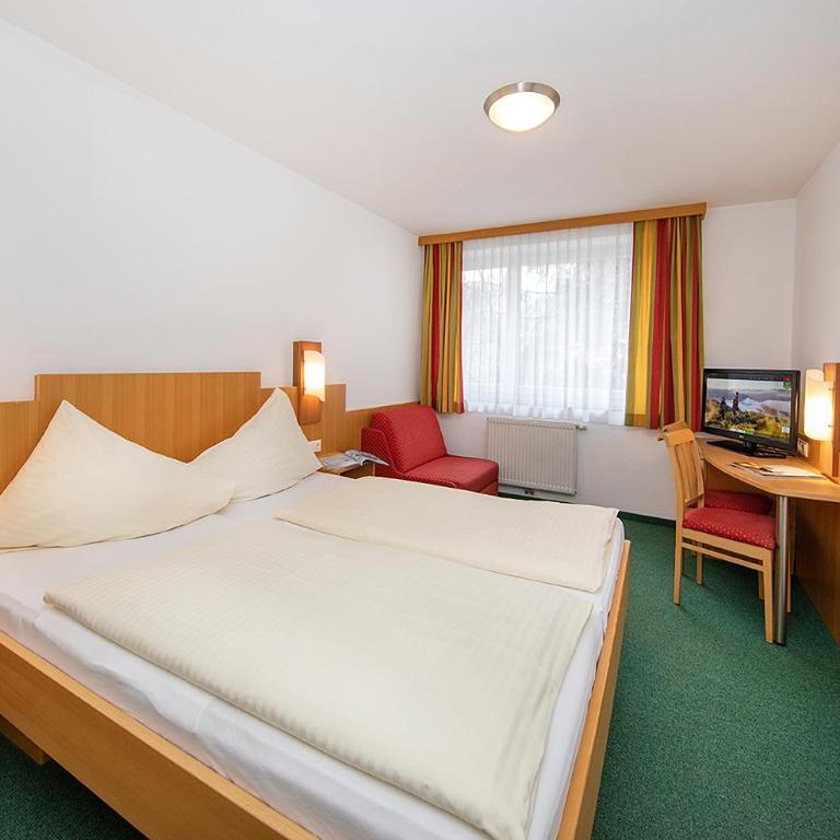 Gästehaus Rudolfo - Doppelzimmer mit Zustellbett - 1