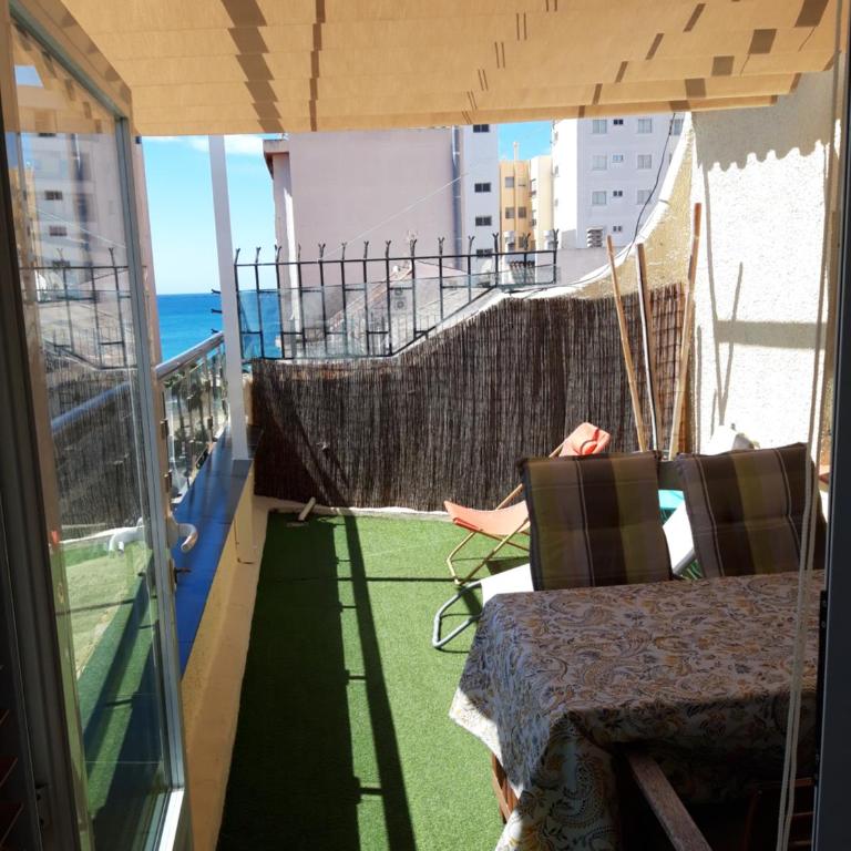 Ático centrico, 50m de la playa, vista al mar y al Peñon, gran terraza, parking, wifi fibra - Apartamento Ático - 1