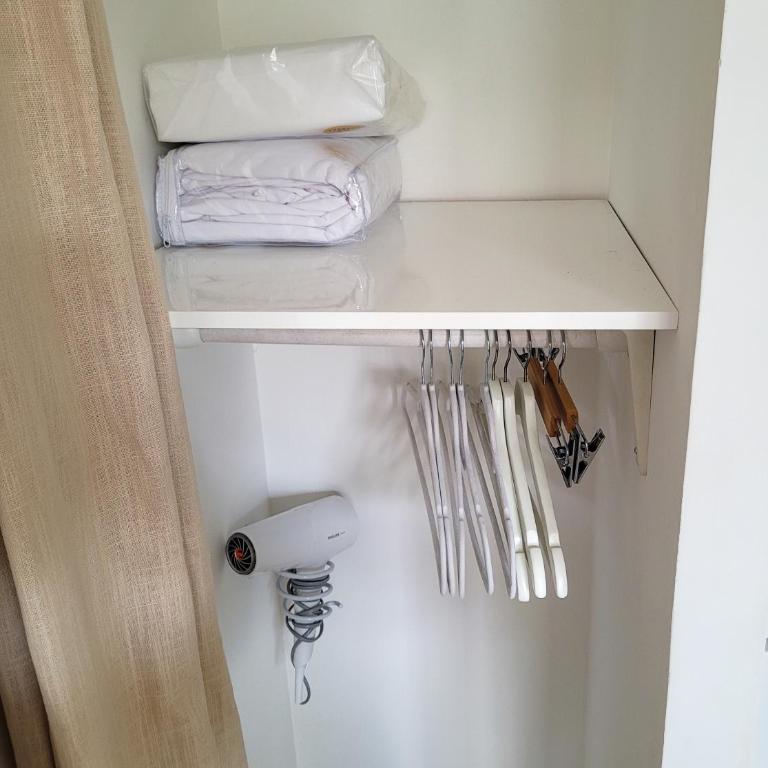 Chambre climatisée lit double dans villa - Proche Centre Tramway - Chambre Double avec Salle de Bains Commune - 11