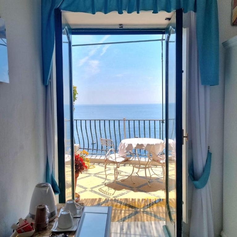 Pensione Maria Luisa - Camera Matrimoniale con Balcone e Vista Mare - 7
