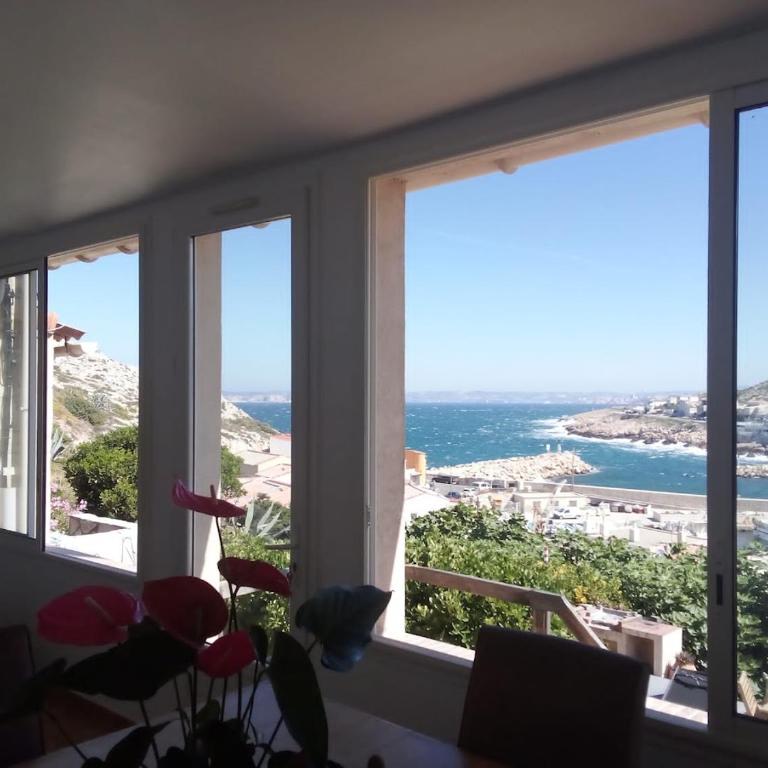 MAISON VUE MAGISTRALE SUR LE PORT ET CALANQUES DES GOUDES MARSEILLE - Three-Bedroom House - 1