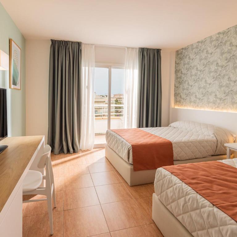 Ponient Pirámide Salou by PortAventura World - Available rates with tickets to PortAventura Park & Ferrari Land - Habitación Doble Estándar con vistas (2 adultos) - 3