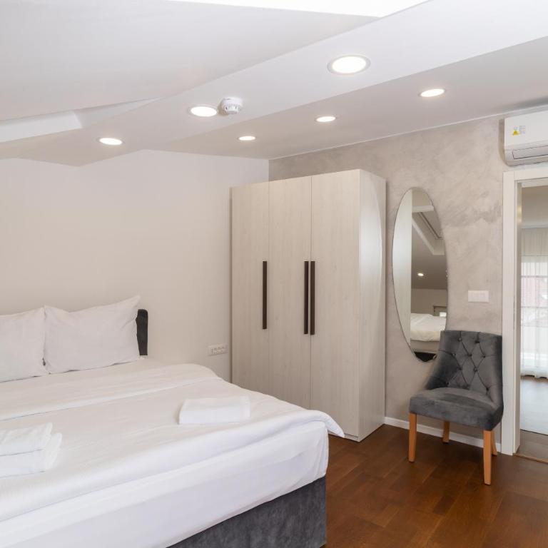 Ornament Hotel and Apartments - Studio with Balcony - 3