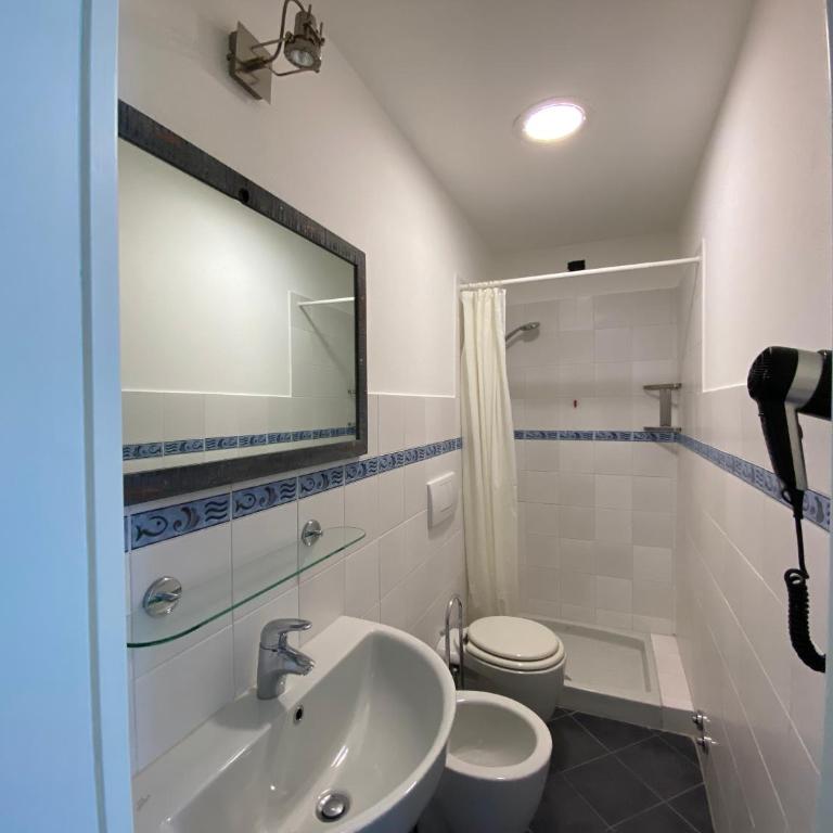 Pensione Sorriso - Camera Matrimoniale con Bagno Privato - 8
