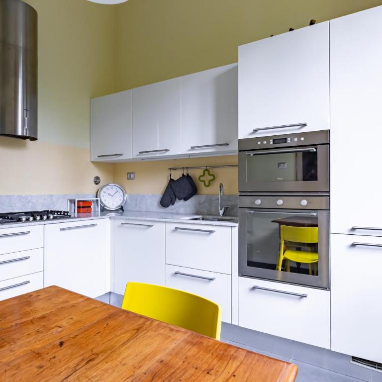 GuestHost - Stibbert & Statuto Elegant Flat with Balcony - Two-Bedroom Apartment - 5