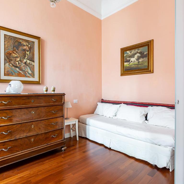 GuestHost - Stibbert & Statuto Elegant Flat with Balcony - Two-Bedroom Apartment - 4