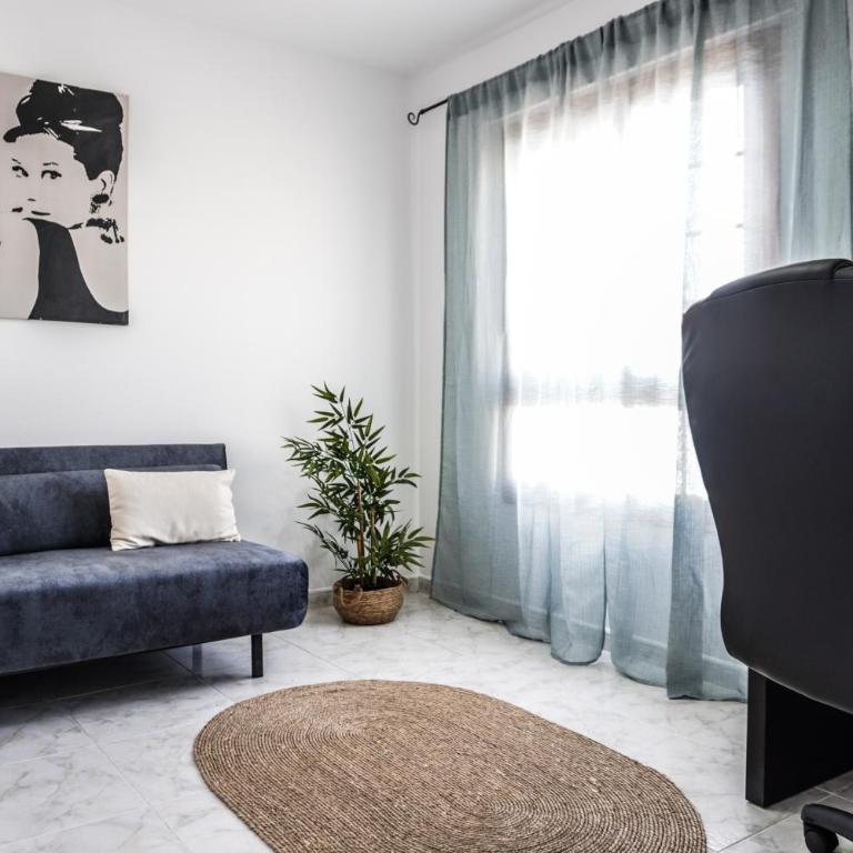 Bright House With Working Space - Three-Bedroom Apartment - 15