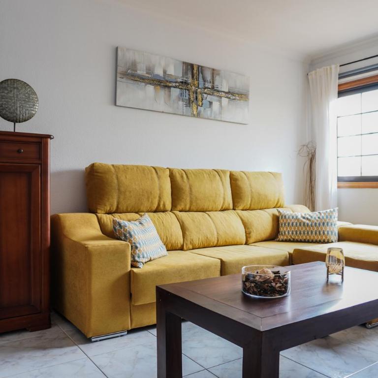 Bright House With Working Space - Three-Bedroom Apartment - 18