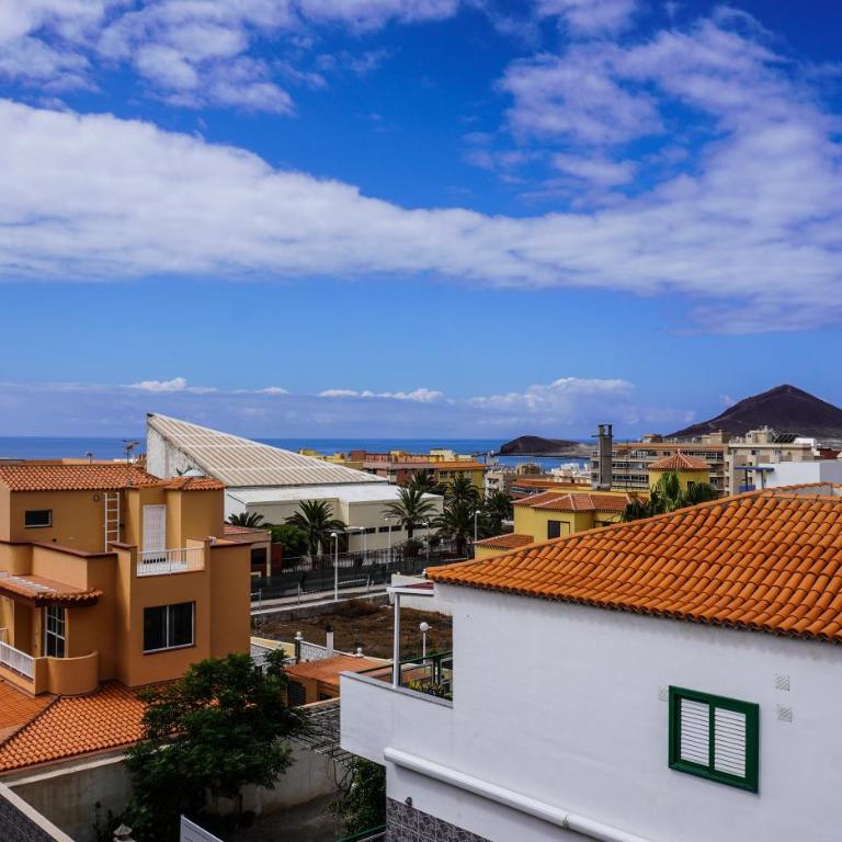 Bright House With Working Space - Three-Bedroom Apartment - 38